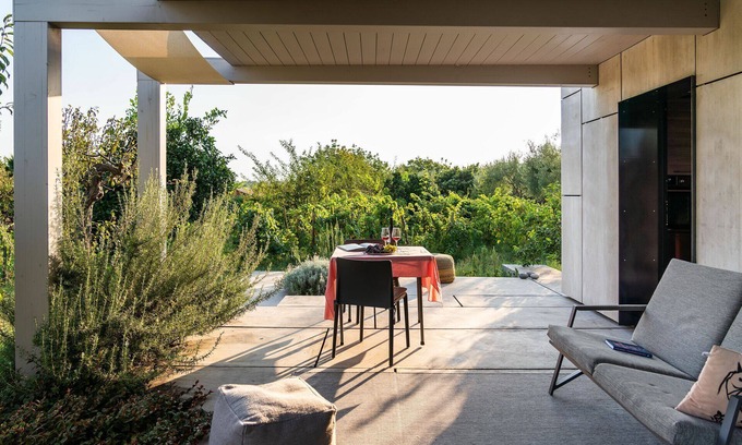 Viagrande House | Contemporary design Tiny House in dreamy garden