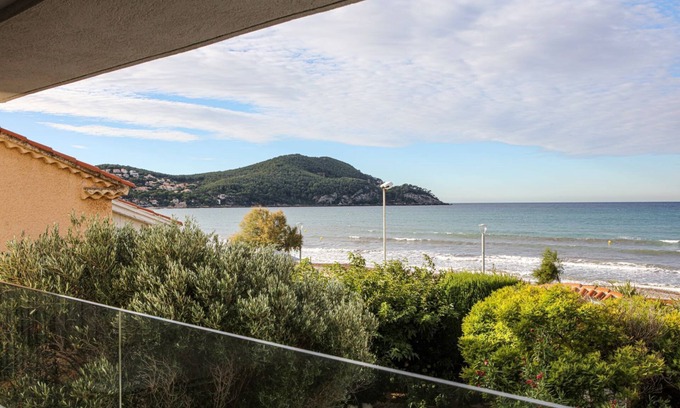 Saint-Cyr-sur-Mer House | CONTEMPORARY SEAFRONT VILLA