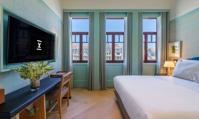 Centro / Baixa Hotel | Contemporary Hideaway In the Heart of Porto City! Room with Aliados Views! Pool!