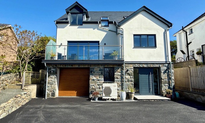 Dyffryn Ardudwy House | Contemporary House, distant sea views and lovely sunsets.