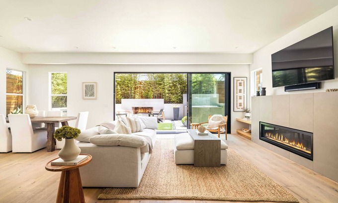 Encinitas House | Contemporary Indoor Outdoor Living, Walk to Beach
