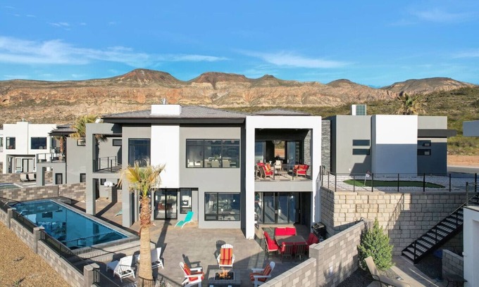 Hurricane Apartment | Contemporary Lux ~ Private Poo&Spa Scenic Golf