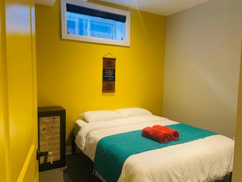 Chippawa House | Contemporary Queen Room Near Horseshoe Fall