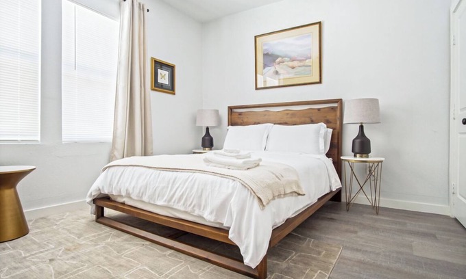 Central Oklahoma City Apartment | Contemporary Studio | $1600/month | Full Kitchen + Queen Bed