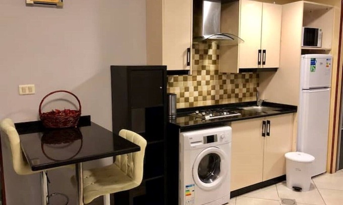 Al Swaifyeh Apartment | Contemporary studio 13 mins to downtown- few steps to great foods, cafes, shops