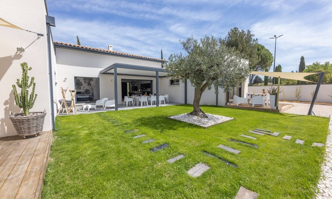 Molleges Villa | Contemporary villa with pool in the heart of Provence