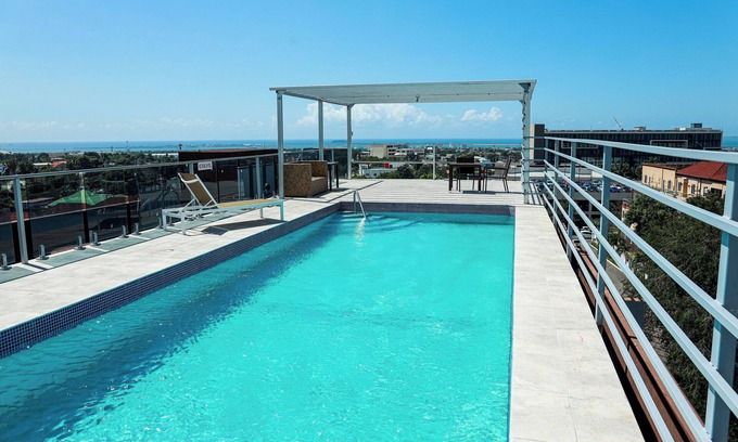 New Kingston Apartment | Contemprorary design 2-bedroom apartment in Kingston with WiFi, fitness room, AC