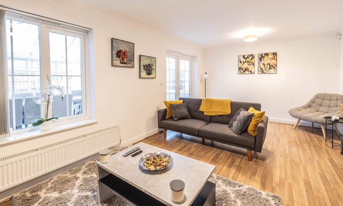 Oldbury House | Contractors/large groups - house