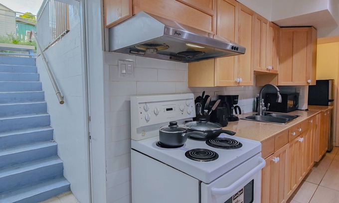 Renfrew-Collingwood House | Convenient and Cozy Suite for Your Vancouver Trip