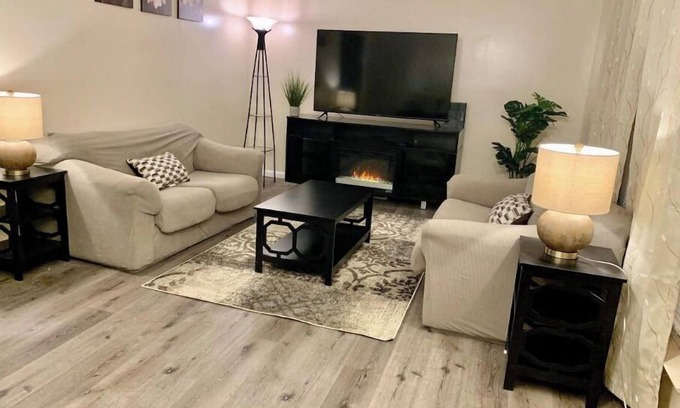 Maryland Heights House | Convenient and newly renovated cozy private home