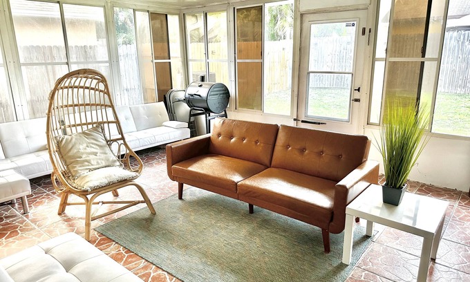 Orlando House | Convenient & Cozy Orlando home-15 Minutes from Disney. Convention Center 8 miles