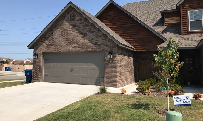Bentonville House | Convenient location, Close to all things Bentonville. Trendy Restaurants, Shops,