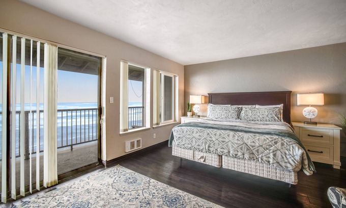Newport Apartment | Convenient oceanfront studio condo with ocean view and seasonal pool