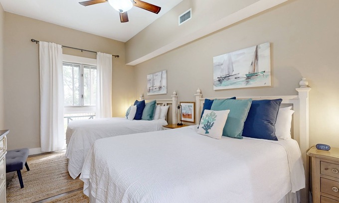 Baytowne Wharf Apartment | Convenient studio close to beach and pier w/WiFi, shared pool, AC