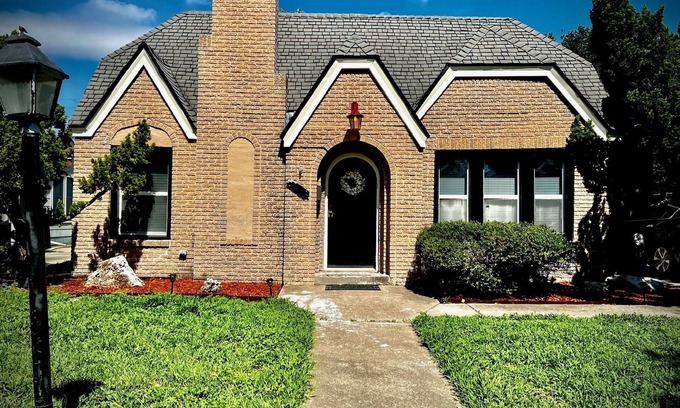 Del Mar House | Conveniently located in the heart of downtown Corpus Christi. Family home.