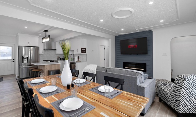 West Edmonton House | Conveniently Located Family & Pet Friendly Home in Edmonton