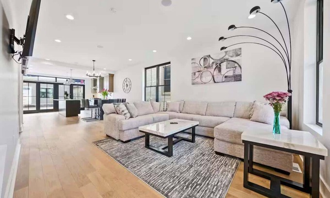 Italian Village House | Convention – King Bed – Free Parking – Short North