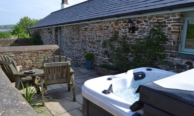 Barnstaple House | Converted barn, with hot tub near to North Devon's beaches