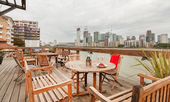 Surrey Docks Apartment | Converted Warehouse Flat sleeps 8 w/Thames views