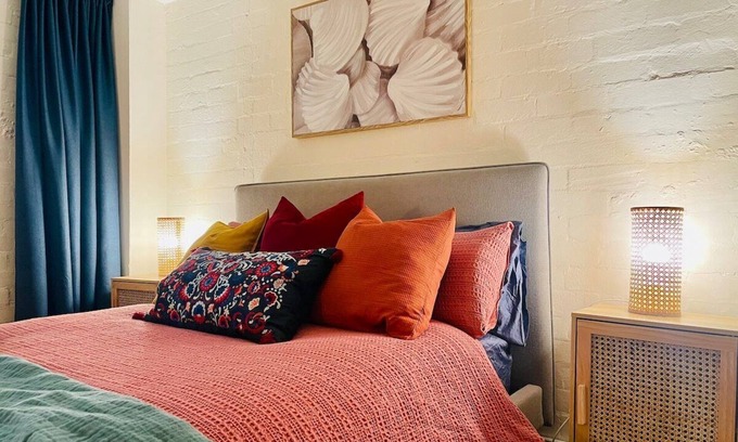Seddon Apartment | Converted warehouse suite 17min from CBD