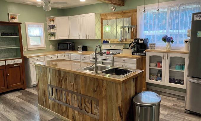 Ashtabula House | Cool 4-bedroom house with AC in charming Ashtabula