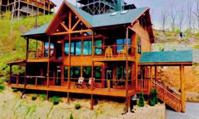 Chalet Village North Ski Chalet | Cool Cabin,Epic View:Kids’Loft+Fire Pit+3 mi to Gburg+Pool+Pickleball
