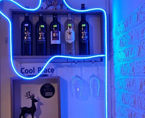 Ramat Gan Apartment | COOL PLACE חדרים מפוארים בר"ג - חניית רכבים חינם - מיקום מרכזי בין פ"ת לת"א - קרוב לבי"ח "שיבא" - לשירות האורחים כורסת מסאז' ומכונת נספרסו - חשבונית מס l