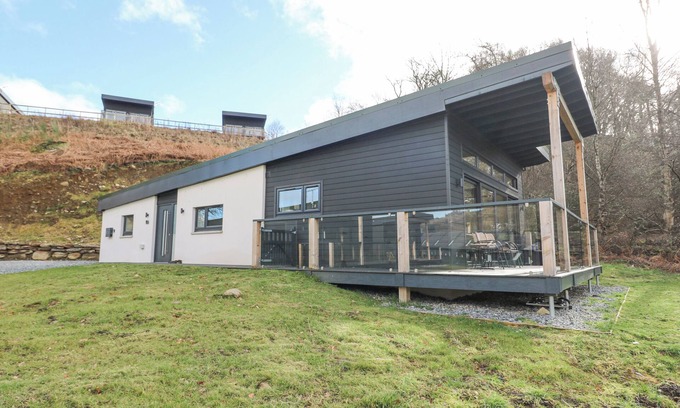 Aberfeldy Cottage | COORIE IN, country holiday cottage, with a garden in Aberfeldy