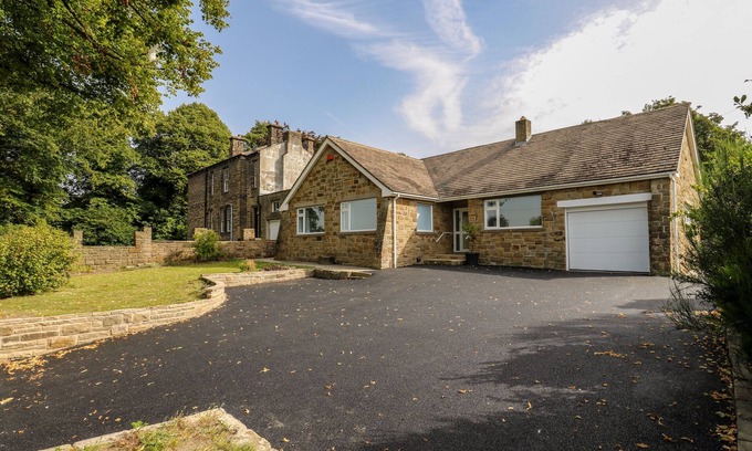 Barnsley Cottage | COPPER COIN, family friendly, luxury holiday cottage in Gawber