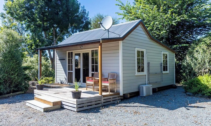 Fairlie Cottage | Copper John, close to the Ski Fields here in the McKenzie. Quiet and private.