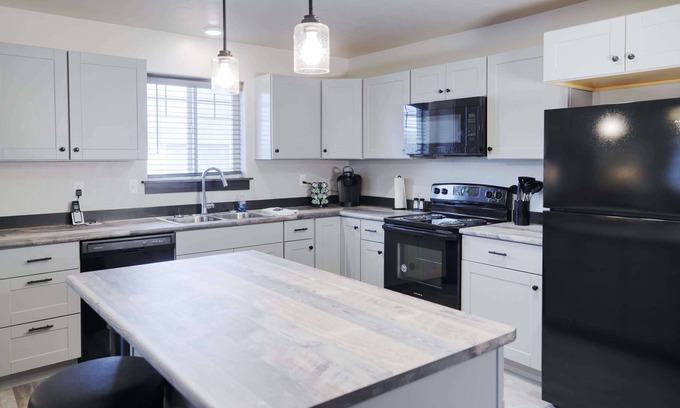 Butte House | Copper King Extended Stay Collection - Fully Furnished 2 bedroom duplex house