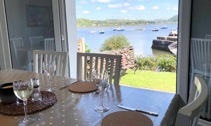 Balvicar House | Coquet Lodge, - a rural that sleeps 8 guests in 4 bedrooms