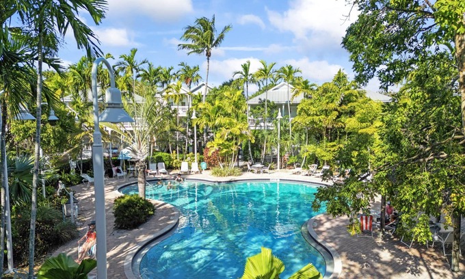 Key West House | Coral Oasis – Spacious 3BR Retreat, Shared Pool, Dog Friendly, Parking, Minutes to Downtown Key West