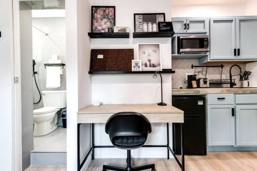 Coral Way Apartment | Coral Way Studio in quiet area Fast Internet Shen 1