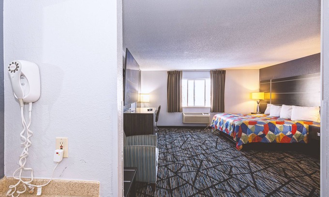 Blaine House | Coratel Inn & Suites Blaine - King Suite with Hot tub Non-Smoking