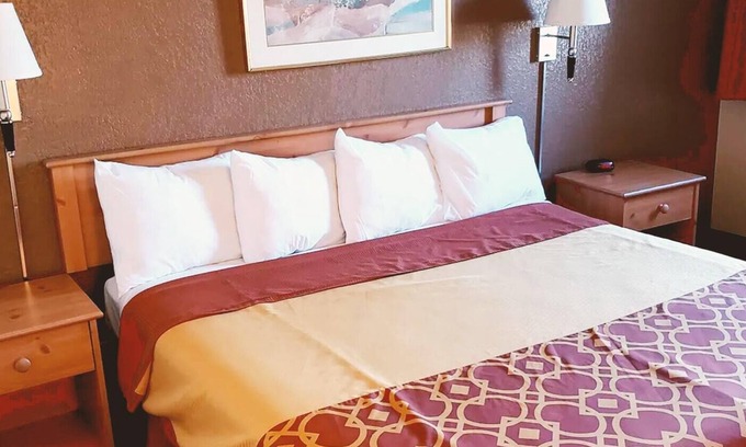 Mankato House | Coratel Inn & Suites by Jasper Mankato -Deluxe 1 King Bed NS