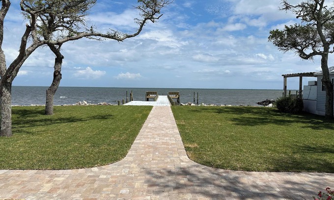 Davis House | Core Sound beauty! Easy access to Core Banks and Cape Lookout. - SLEEPS 11