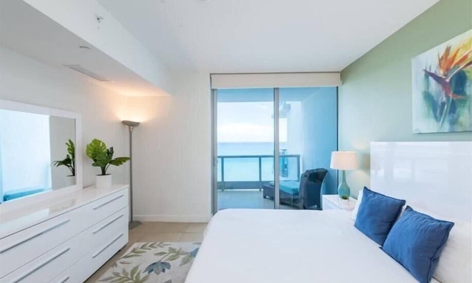 North Beach Apartment | Corner Ocean Front View | Outdoor Pool| Miami