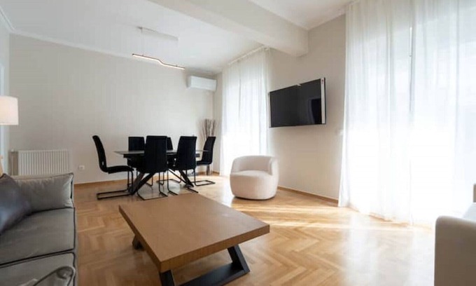 Koukaki Apartment | Corner penthouse in Acropolis