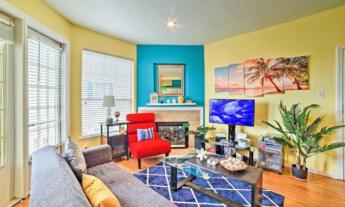 Corpus Christi Apartment | Corpus Christi Resort Condo - Walk to Beach!