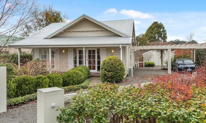 Trentham House | Cosmo House - Getaway in Trentham 2 fireplaces, garden & yard