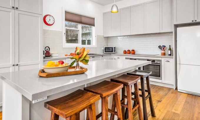 Trentham House | Cosmo House - Getaway in Trentham 2 fireplaces
