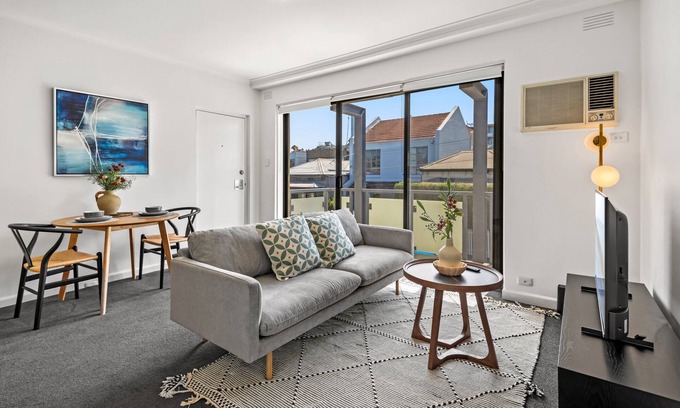 Elsternwick Apartment | Cosy 1-Bed Balcony Unit in Quiet Street by Shops