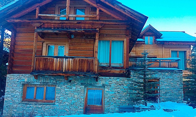 Les Claux Apartment | Cosy 10-bed apartment in large chalet, a stone's throw from the slopes.