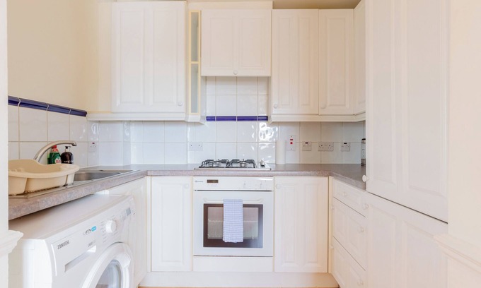 St. Dunstan's Apartment | Cosy 1BD Flat, City Views and Easy Transport Links