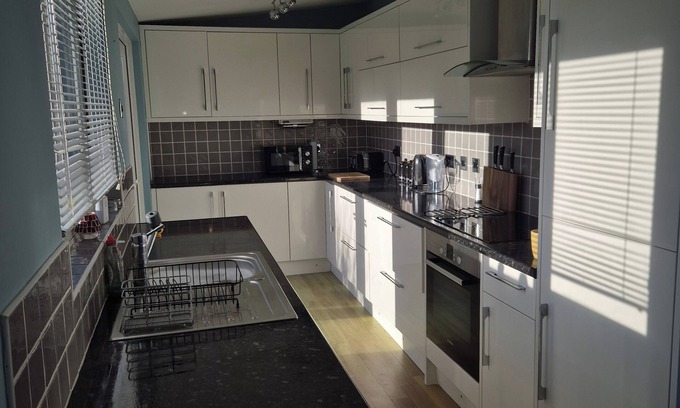 Newark House | Cosy 1BR Hideaway - Hot Tub, WiFi & Private Pond
