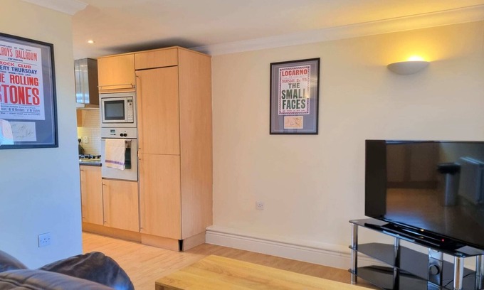 Swindon Apartment | Cosy 2 Bed Apt, Central Old Town