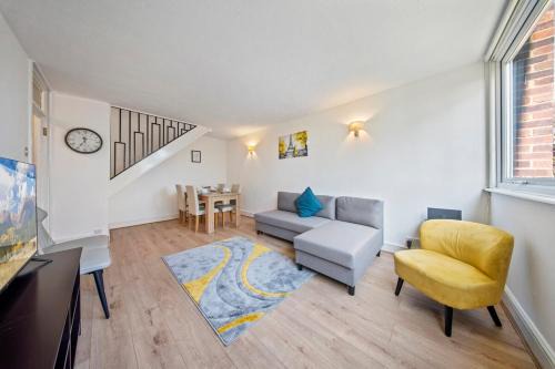 Hainault Apartment | Cosy 2 Bed Chigwell Flat with Free Parking