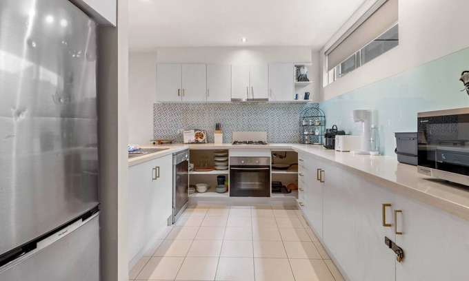 Essendon North Apartment | Cosy 2-Bed Unit with Study Nook & Alfresco Dining