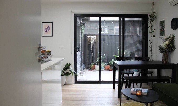Moorabbin Apartment | Cosy 2B apartment with private parking - 5 minute walk to train and supermarket.